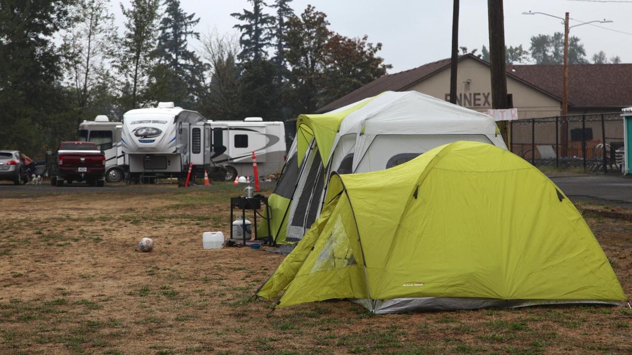 Zelte und Camper auf einem Platz