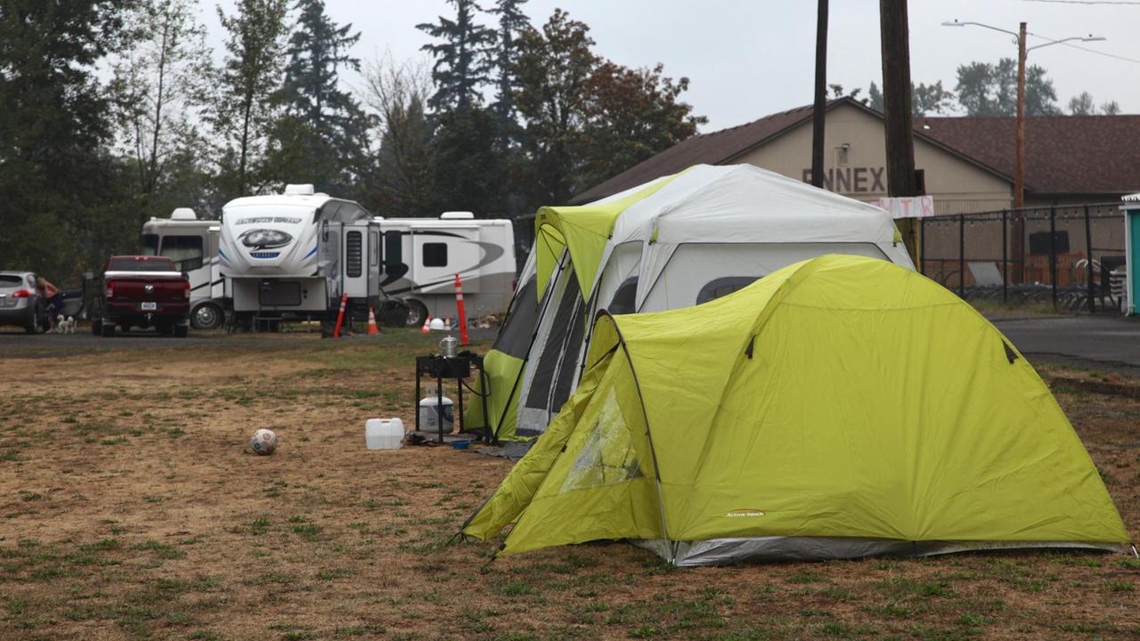 Zelte und Camper auf einem Platz Zelte und Camper auf einem Platz
