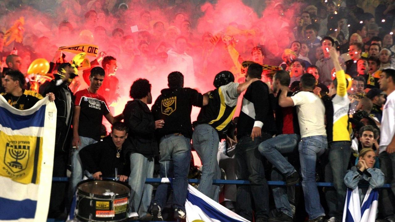 Fans von Beitar Jerusalem mit Pyrotechnik auf der Tribüne