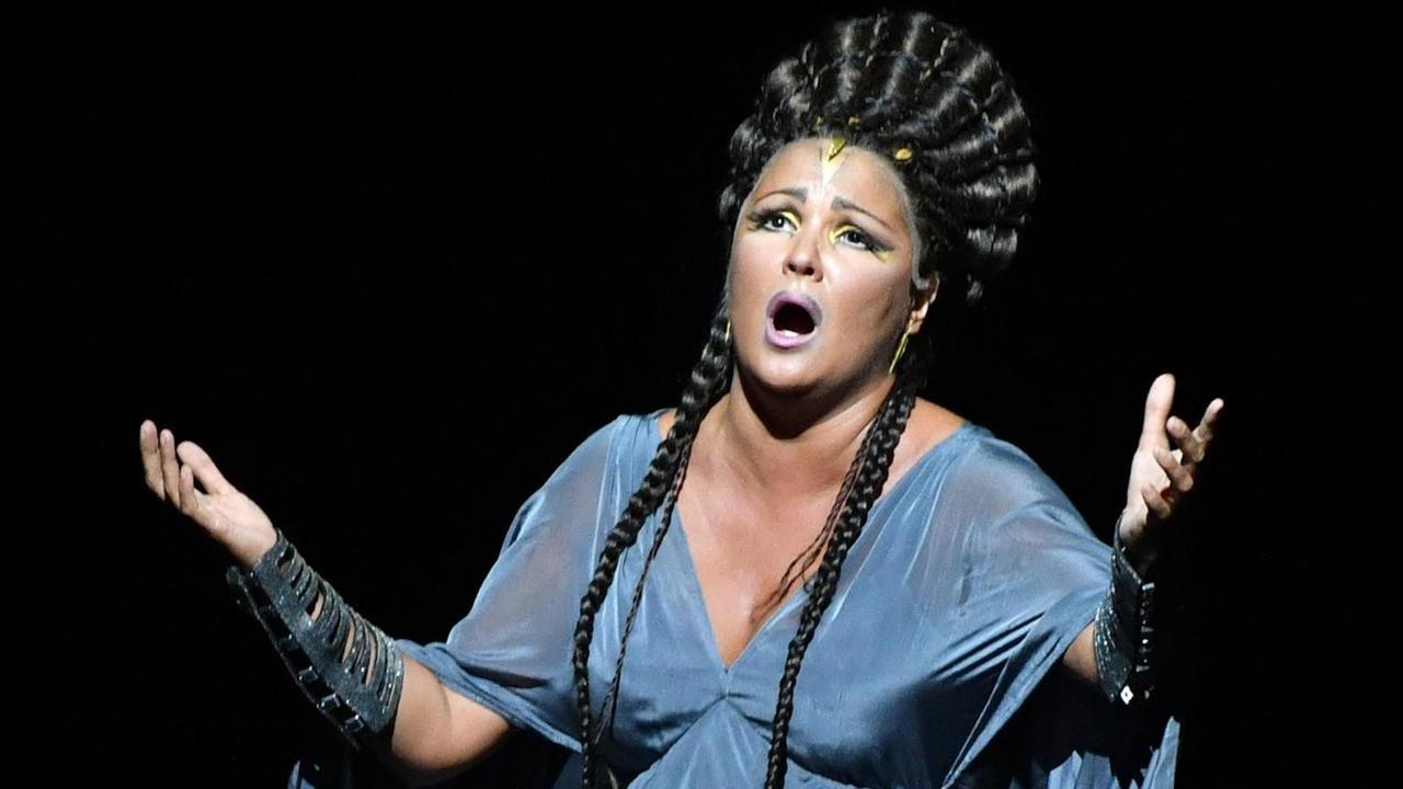 Die russische Sopranistin Anna Netrebko bei der Generalprobe von Giuseppe Verdis "Aida" im Großen Festspielhaus in Salzburg. Die russische Sopranistin Anna Netrebko bei der Generalprobe von Giuseppe Verdis "Aida" im Großen Festspielhaus in Salzburg.