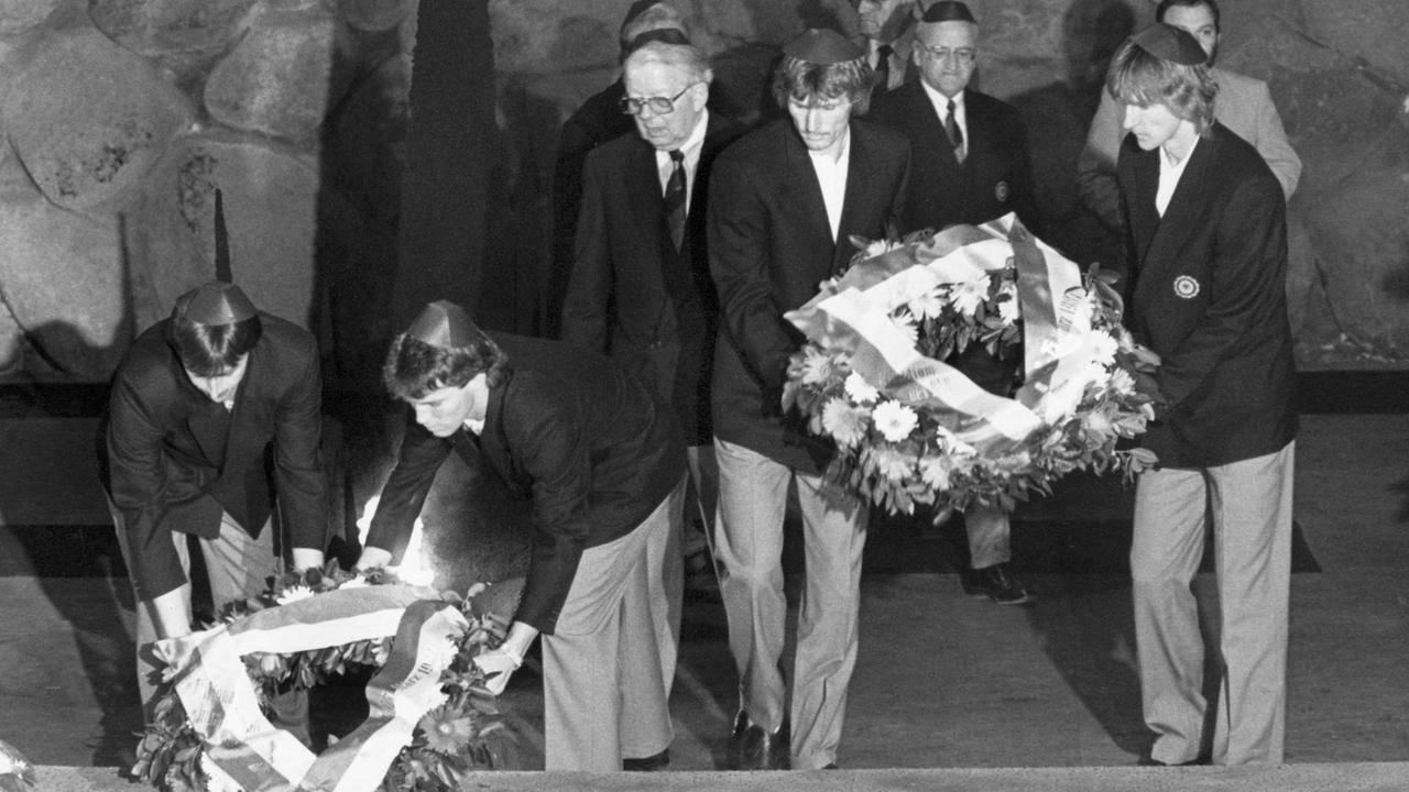 In der Gedenkstätte Yad Vashem in Jerusalem legen Klaus Allofs (links) und Lothar Matthäus (2. von links) für die deutsche Fußballnationalmannschaft sowie Rudi Bommer (2. von rechts) und Alois Reinhardt (rechts) für das Olympiateam im Beisein von DFB-Präsident Hermann Neuberger (Mitte) Kränze für die jüdischen Opfer des Nationalsozialismus nieder In der Gedenkstätte Yad Vashem in Jerusalem legen Klaus Allofs (links) und Lothar Matthäus (2. von links) für die deutsche Fußballnationalmannschaft sowie Rudi Bommer (2. von rechts) und Alois Reinhardt (rechts) für das Olympiateam im Beisein von DFB-Präsident Hermann Neuberger (Mitte) Kränze für die jüdischen Opfer des Nationalsozialismus nieder