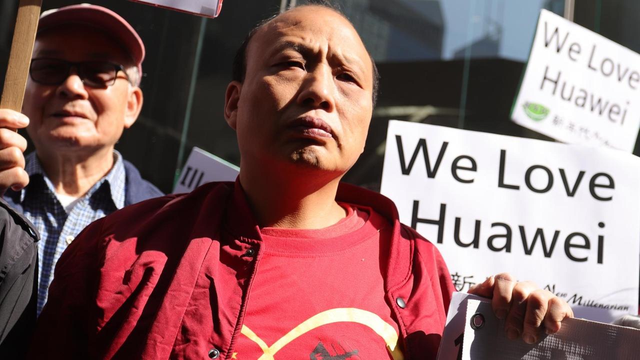 December 18, 2018 - Hong Kong, China - Pro-China demonstrators gather downstair of Canadian Consulate General in Central, calling for immediate releasing of Meng Wanzhou |