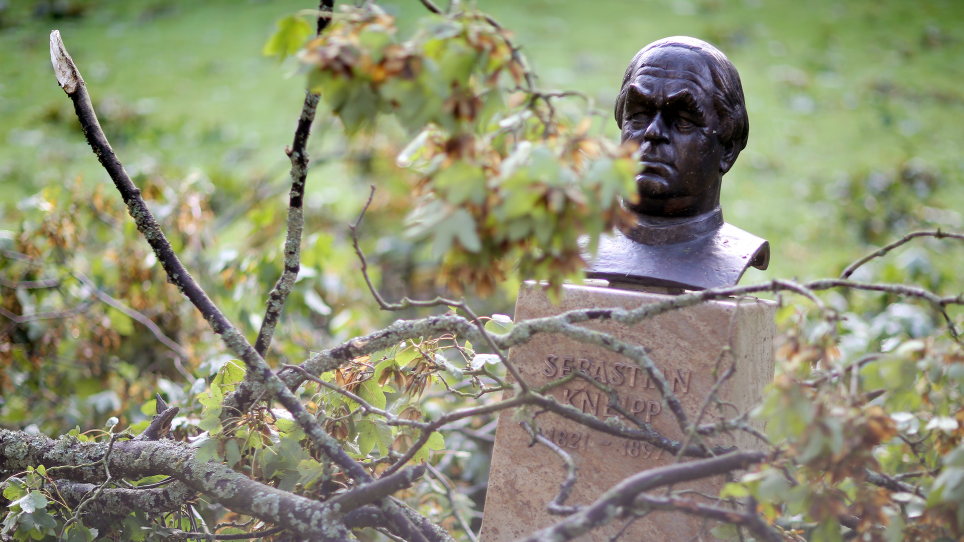 Ein Büste von Sebastian Kneipp ist im Kurpark in Bad Schwalbach (Hessen) mit Ästen von umgestürzten Bäumen verdeckt. Ein Büste von Sebastian Kneipp ist im Kurpark in Bad Schwalbach (Hessen) mit Ästen von umgestürzten Bäumen verdeckt.