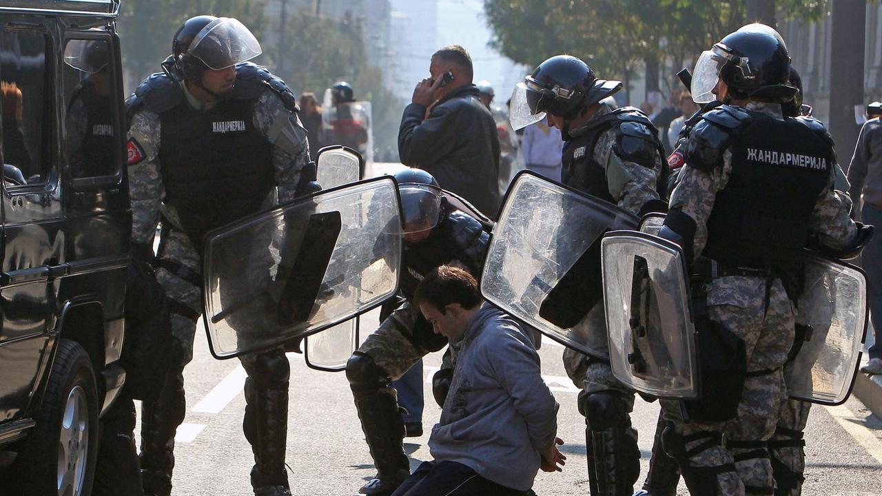 Das Foto zeigt serbische Bereitschaftspolizisten bei bei der Festnahme eines schwulenfeindlichen Demonstranten während der Gay-Pride-Parade in Belgrad 2010. Das Foto zeigt serbische Bereitschaftspolizisten bei bei der Festnahme eines schwulenfeindlichen Demonstranten während der Gay-Pride-Parade in Belgrad 2010.