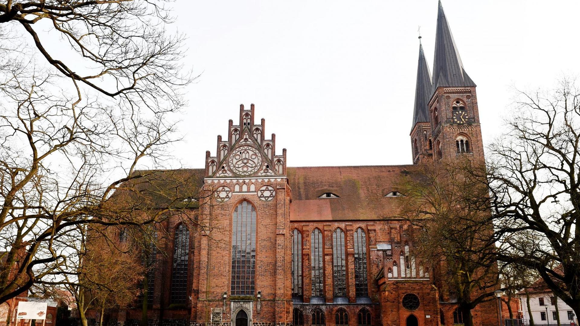 Der Dom St. Nikolaus, eine spätgotische Backsteinkirche, in Stendal (Sachsen-Anhalt) an Rande der Altstadt. Er ist vor allem für seinen großen Bestand an spätmittelalterlicher Glasmalerei bekannt. Foto: Jens Kalaene Der Dom St. Nikolaus, eine spätgotische Backsteinkirche, in Stendal (Sachsen-Anhalt) an Rande der Altstadt. Er ist vor allem für seinen großen Bestand an spätmittelalterlicher Glasmalerei bekannt. Foto: Jens Kalaene