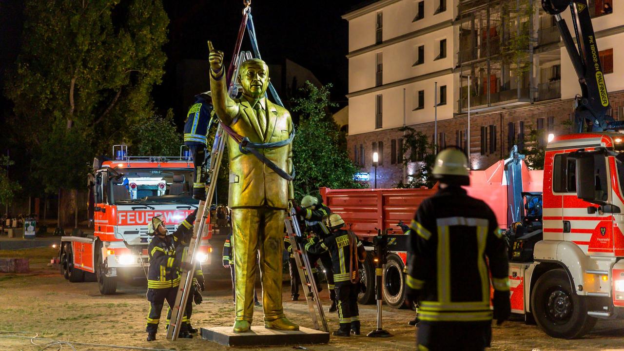 Die Stadt Wiesbaden hat entschieden, die als Teil eines Kunstfestivals aufgestellte Statue des türkischen Staatspräsidenten Recep Tayyip Erdogan abbauen zu lassen. Die Stadt Wiesbaden hat entschieden, die als Teil eines Kunstfestivals aufgestellte Statue des türkischen Staatspräsidenten Recep Tayyip Erdogan abbauen zu lassen.