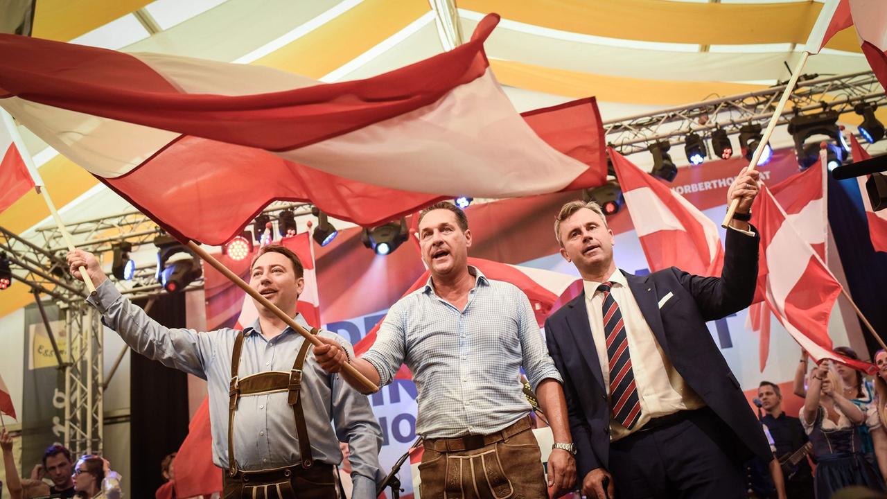 Der österreichische Präsidentschaftskandidat Norbert Hofer von der rechtspopulistischen FPÖ gemeinsam mit FPÖ-Chef Heinz-Christian Strache und dem Vizeregierungspräsident Oberösterreichs, Landeshauptmann Manfred Haimbuchner bei einer Kick-Off-Veranstaltung zur Wiederholung der Präsidentschaftswahl Der österreichische Präsidentschaftskandidat Norbert Hofer von der rechtspopulistischen FPÖ gemeinsam mit FPÖ-Chef Heinz-Christian Strache und dem Vizeregierungspräsident Oberösterreichs, Landeshauptmann Manfred Haimbuchner bei einer Kick-Off-Veranstaltung zur Wiederholung der Präsidentschaftswahl