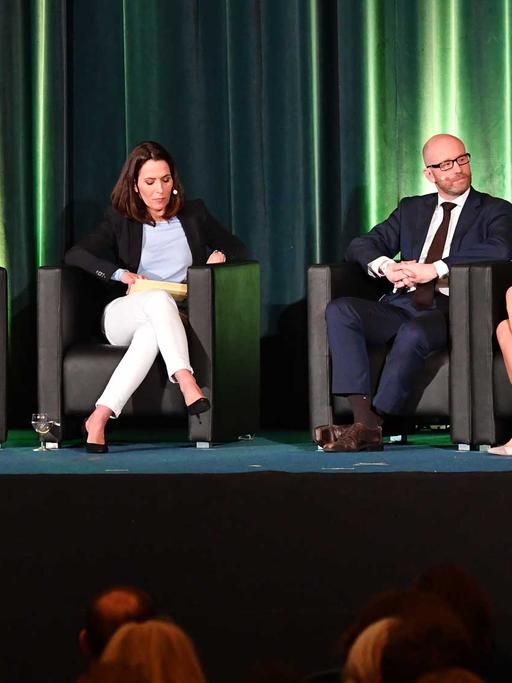 Autor und Journalist Stephan Lamby, SPD-Generalsekretärin Katarina Barley, CDU-Generalsekretär Peter Tauber, Moderatorin Anne Will, AfD-Vorsitzende Frauke Petry und Sahra Wagenknecht, Linke-Fraktionschefin im Bundestag (r-l.), sitzen am 29.03.2017 in Berlin nach der Premiere des Films "Nervöse Republik" im Kino Babylon bei einer Diskussion zusammen.