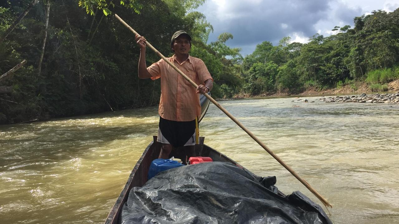 Der Fischer Galo navigiert sein Kanu auf dem Río Bobonaza im ecuadorianischen Amazonasgebiet. Der Fischer Galo navigiert sein Kanu auf dem Río Bobonaza im ecuadorianischen Amazonasgebiet.