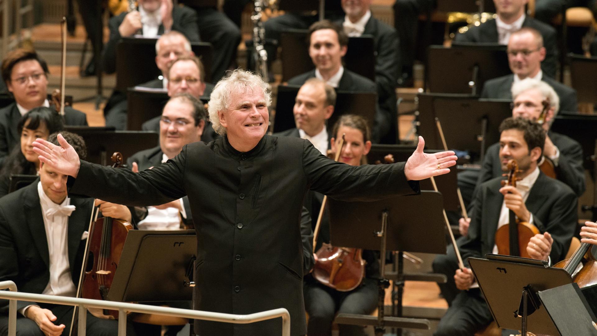 Der Chefdirigent der Berliner Philharmoniker, Sir Simon Rattle, verneigt sich während seines Abschiedskonzerts vor dem Publikum Der Chefdirigent der Berliner Philharmoniker, Sir Simon Rattle, verneigt sich während seines Abschiedskonzerts vor dem Publikum