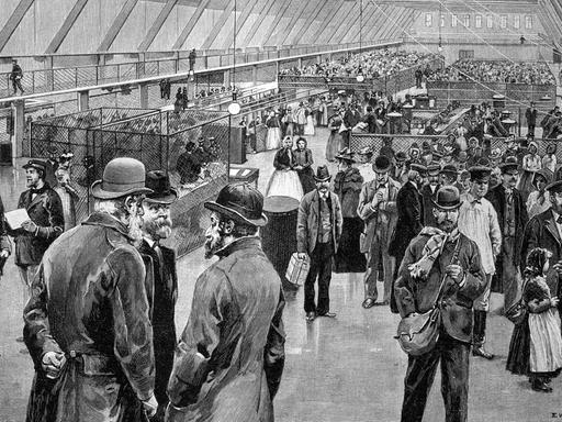 Ein Holzstich von 1897 zeigt neu angekommene Einwanderer im Registrierungssaal auf Ellis Island.