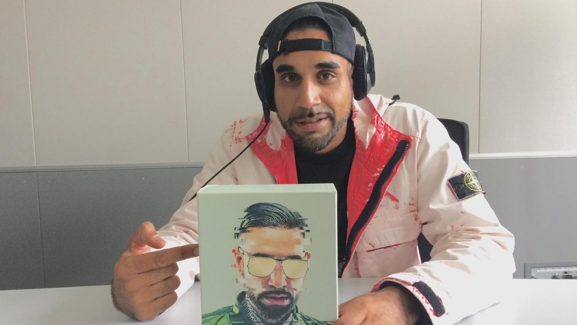 Ali As präsentiert die Box Insomnia (Bild: Axel Rahmlow) Ali As präsentiert die Box Insomnia (Bild: Axel Rahmlow)