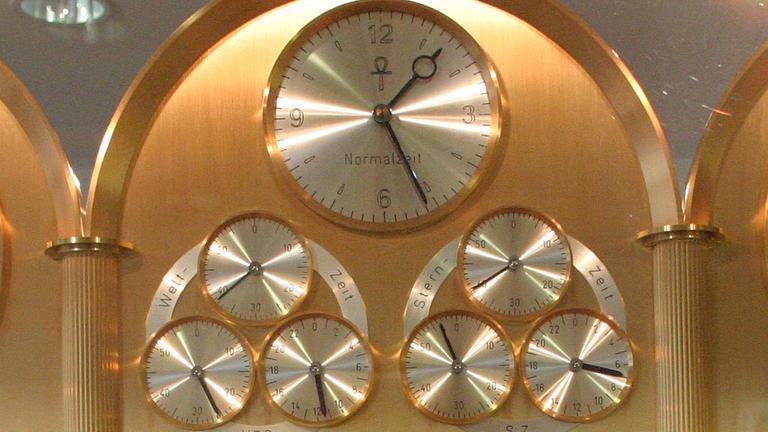 Eine astronomische Kunstuhr wie diese von Hans Lang (zu bewundern im Deutschen Uhrenmuseum Furtwangen) zeigt neben der bürgerlichen Zeit (oben) auch die Sternzeit (unten rechts) und die Weltzeit (unten links) an Eine astronomische Kunstuhr wie diese von Hans Lang (zu bewundern im Deutschen Uhrenmuseum Furtwangen) zeigt neben der bürgerlichen Zeit (oben) auch die Sternzeit (unten rechts) und die Weltzeit (unten links) an