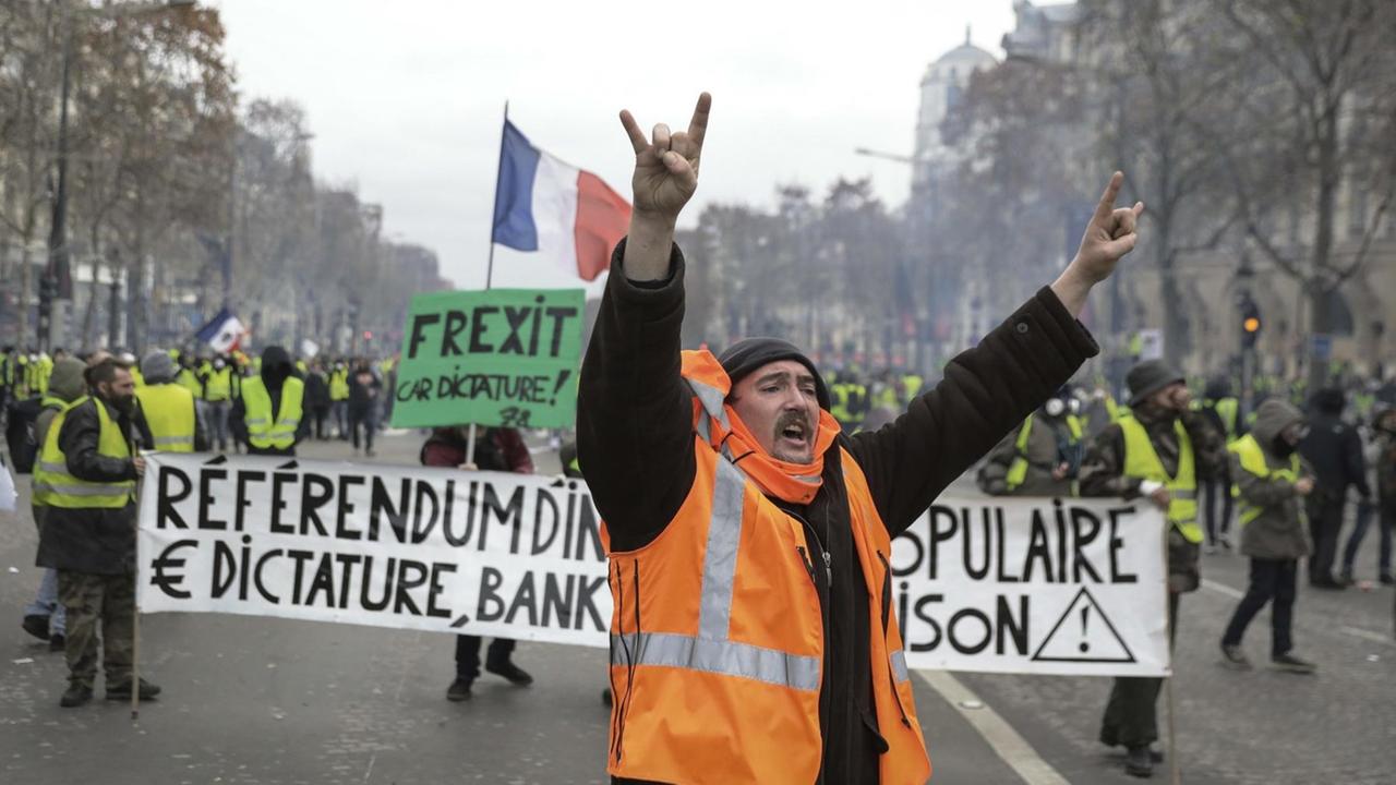 08.12.2018, Frankreich, Paris: ©PHOTOPQR/LE PARISIEN ; Paris (75), le 8 decembre 2018. Manifestation des gilets jaunes dans le quartier des Champs Elysées. Demonstration of yellow vests for the fourth week throughout France. Many police interventions took place to unblock the roads. Foto: Philippe De Poulpiquet/MAXPPP/dpa Protest der "gilets jaunes" in Paris. 08.12.2018, Frankreich, Paris: ©PHOTOPQR/LE PARISIEN ; Paris (75), le 8 decembre 2018. Manifestation des gilets jaunes dans le quartier des Champs Elysées. Demonstration of yellow vests for the fourth week throughout France. Many police interventions took place to unblock the roads. Foto: Philippe De Poulpiquet/MAXPPP/dpa Protest der "gilets jaunes" in Paris.