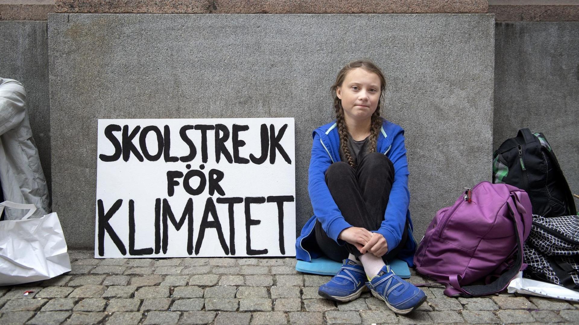 Greta Thunberg sitzt vor dem Parlament in Stockholm. Greta Thunberg sitzt vor dem Parlament in Stockholm.