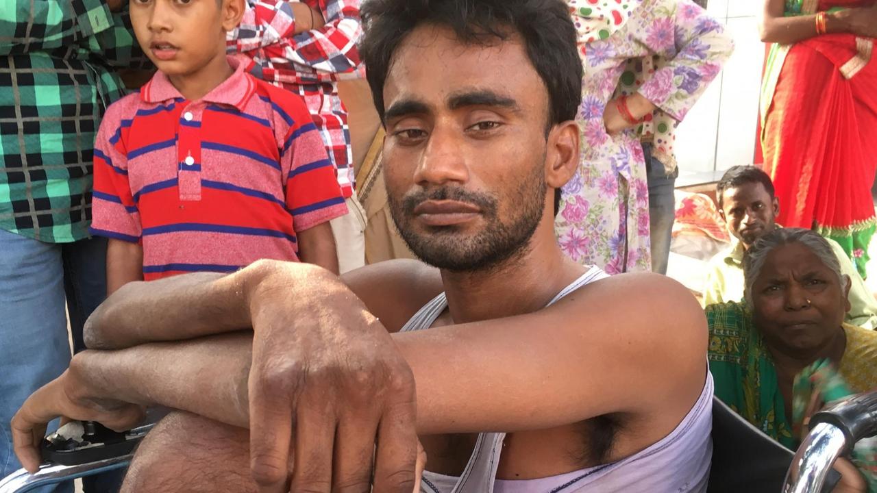 Samodh war Elektriker und sitzt nach einem Unfall im Rollstuhl. Die Ärzte in seinem Heimatkrankenhaus haben ihn aufgegeben. Seit zehn Monaten kampiert er vor dem AAIMS.
