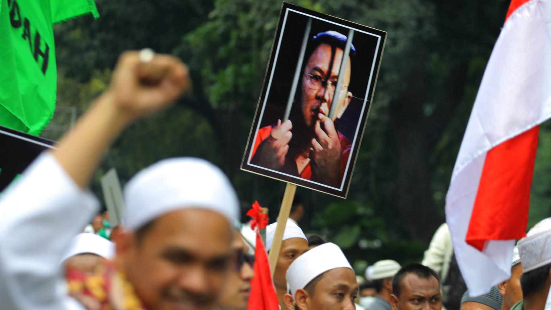Protest von Muslimen 2016 in Jakarta gegen den christlichen Gouverneur Ahok. Protest von Muslimen 2016 in Jakarta gegen den christlichen Gouverneur Ahok.