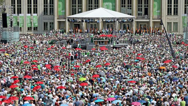 Tausende Gäste nehmen am Abschlussgottesdienst des 100. Katholikentages am 29.05.2016 auf dem Augustusplatz in Leipzig (Sachsen) teil.