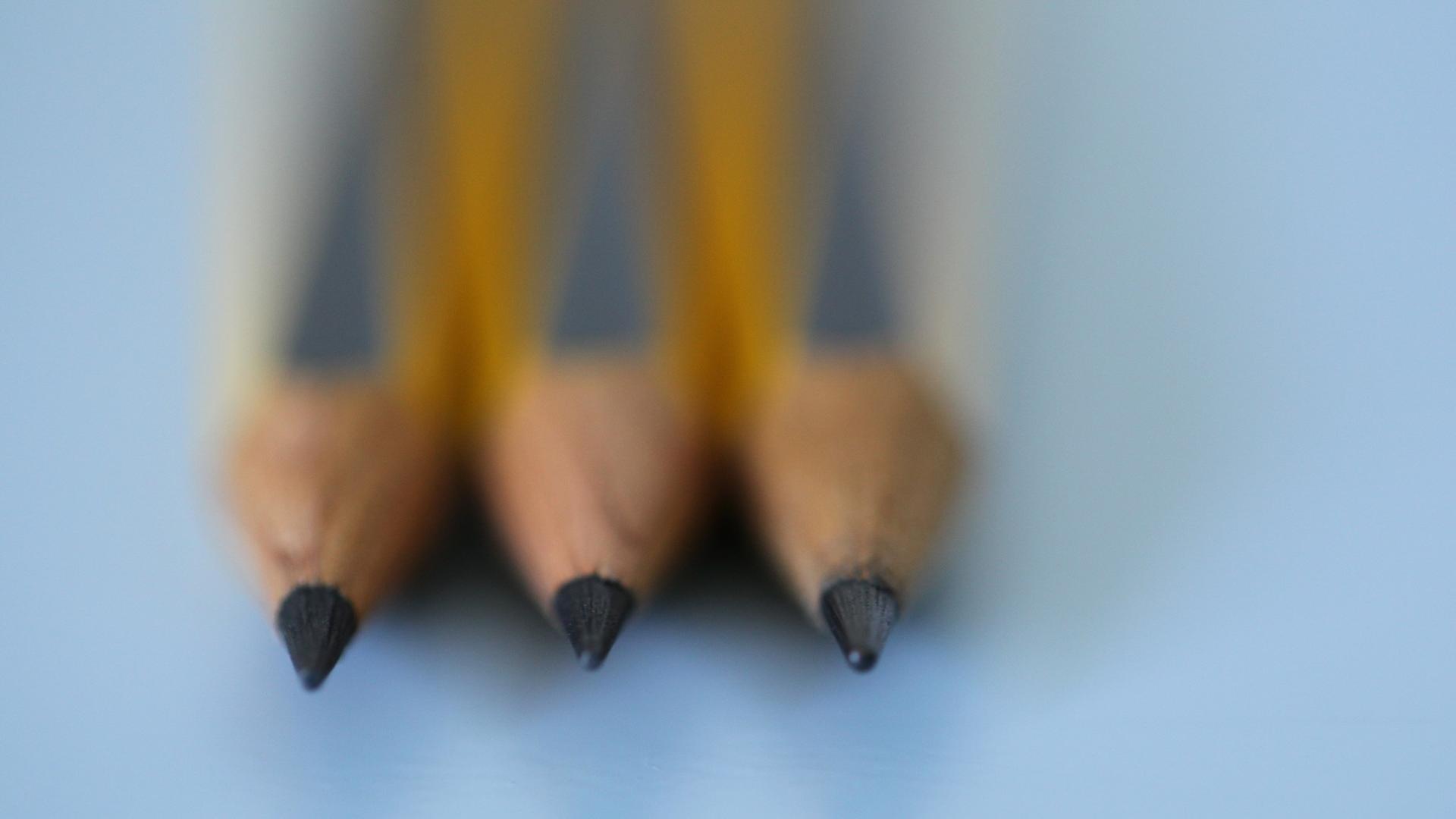 Drei Bleistifte liegen nebeneinander.