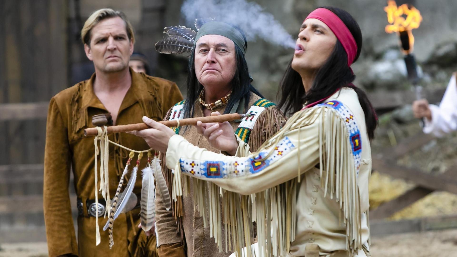 Die Schauspieler Sascha Gluth (l-r), Harald Wieczorek und Alexander Klaws spielen eine Szene aus "Unter Geiern - Der Sohn des Bärenjägers" der Karl-May-Spiele in der Freiluft-Arena am Kalkberg. Die Schauspieler Sascha Gluth (l-r), Harald Wieczorek und Alexander Klaws spielen eine Szene aus "Unter Geiern - Der Sohn des Bärenjägers" der Karl-May-Spiele in der Freiluft-Arena am Kalkberg.