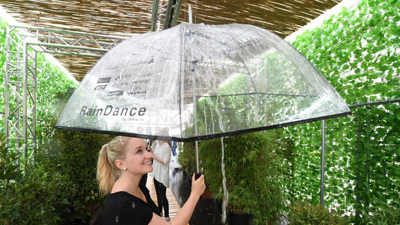 Die interaktive Klanginstallation "RainDance" des amerikanischen Künstlers Paul De Marinis auf dem Marktplatz von Karlsruhe.
