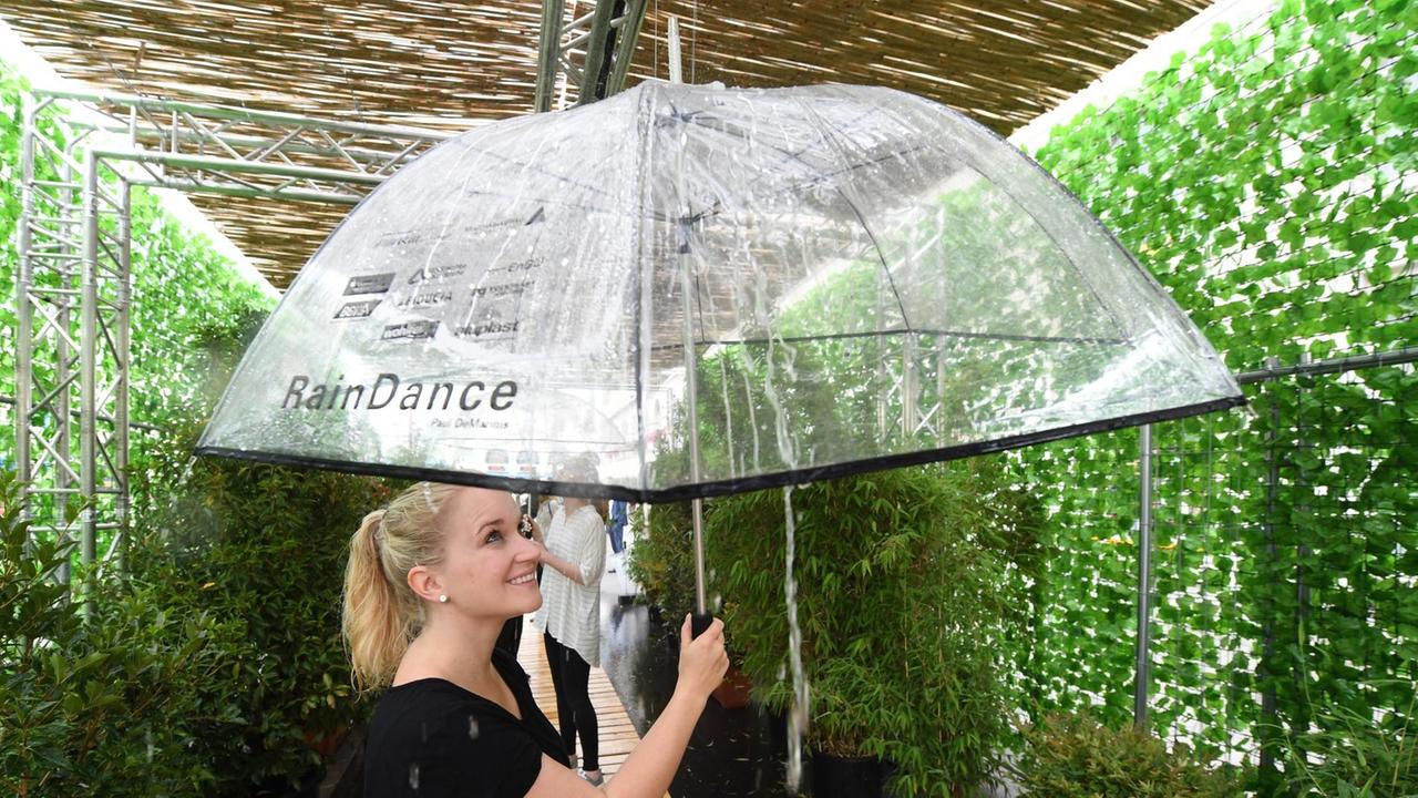 Die interaktive Klanginstallation "RainDance" des amerikanischen Künstlers Paul De Marinis auf dem Marktplatz von Karlsruhe. Die interaktive Klanginstallation "RainDance" des amerikanischen Künstlers Paul De Marinis auf dem Marktplatz von Karlsruhe.