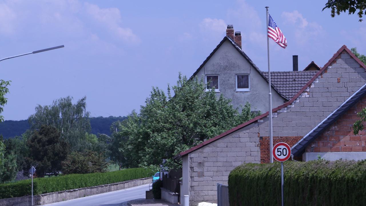 Fahnenmast mit US-Flagge in einem fränkischen Dorf Fahnenmast mit US-Flagge in einem fränkischen Dorf