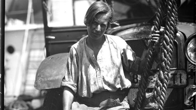 Das undatierte Handout vom RealFiction Filmverleih zeigt auf einer Originalaufnahme Clärenore Stinnes vor ihrem "Adler Standard 6", mit dem sie von 1927 bis 1929 als erste Frau der Welt die ganze Welt mit einem Auto umrundet hat.