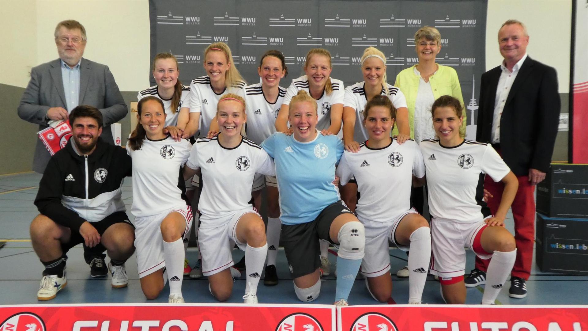Die Frauen des UFC Münster in Teamaufstellung. Die Frauen des UFC Münster in Teamaufstellung.