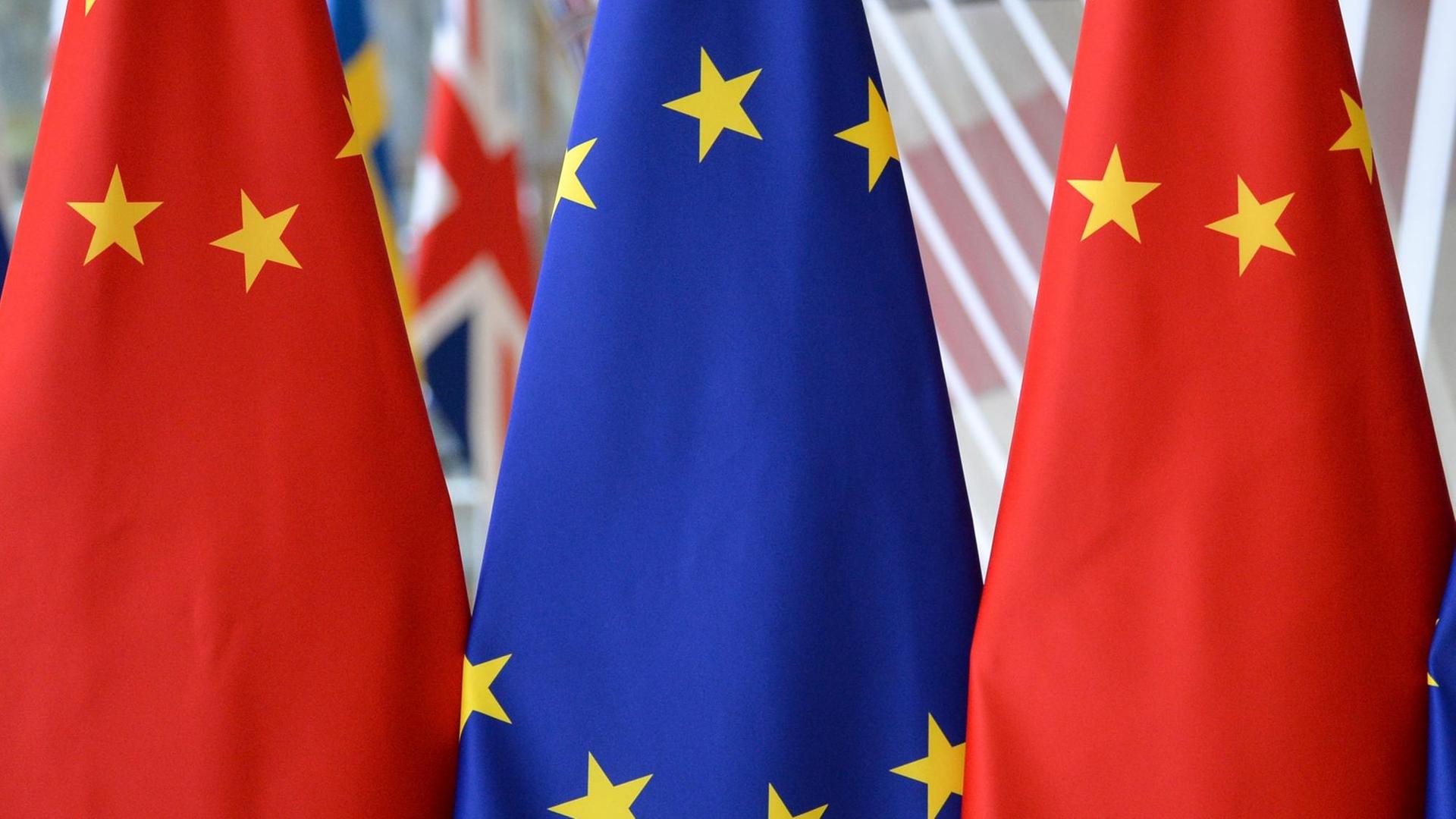 Die Flaggen Chinas und der Europäischen Union (EU) hängen in Brüssel Die Flaggen Chinas und der Europäischen Union (EU) hängen in Brüssel