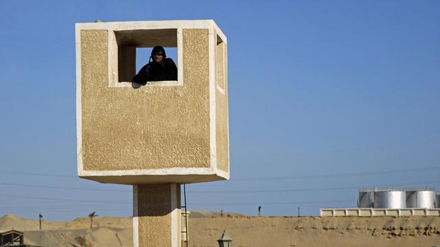 Hurghada am Roten Meer: Ein bewaffneter ägyptischer Polizist in einem Aussichtsturm bewacht die Umgebung.