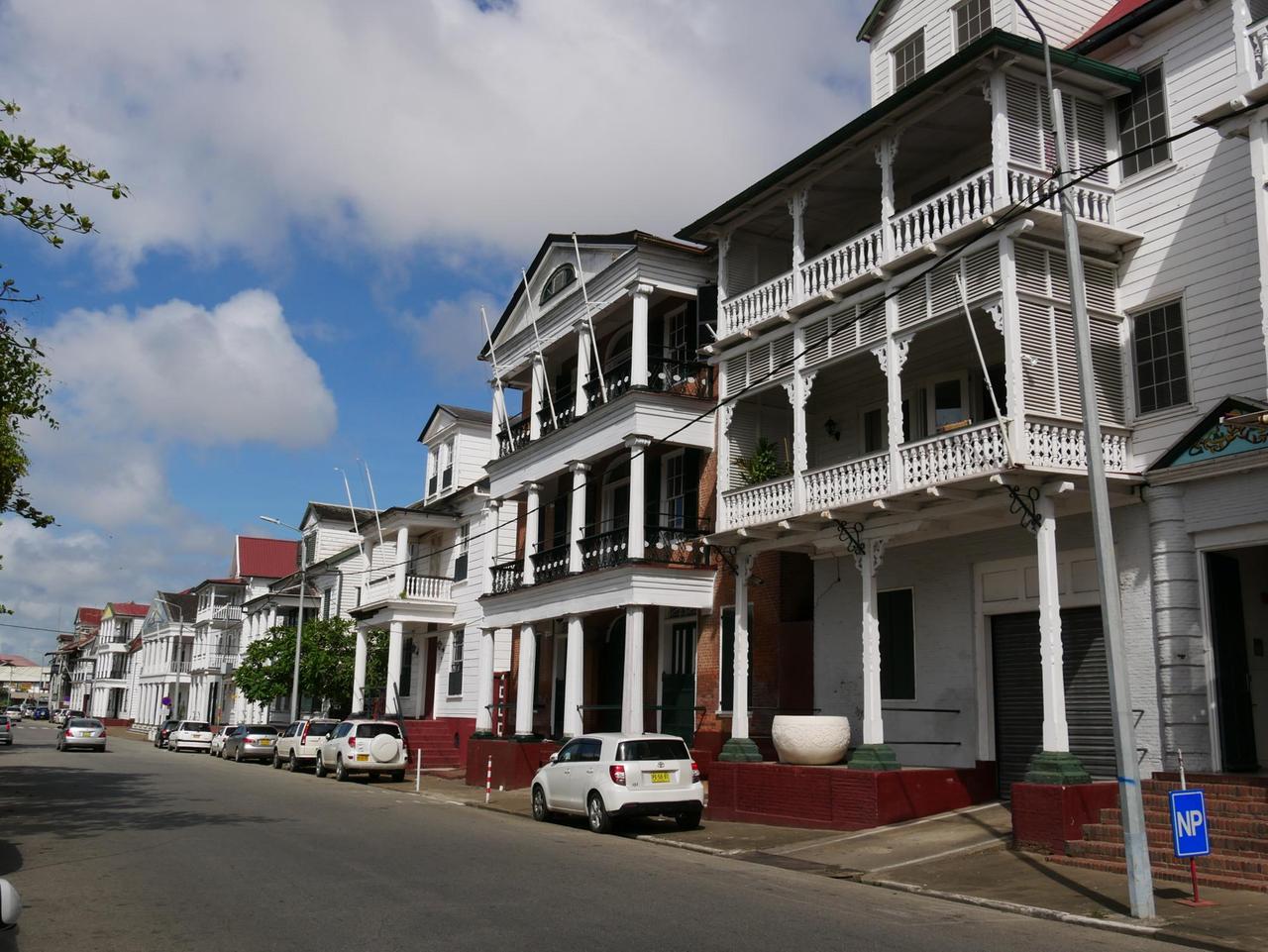 Die Holzvillen in der Hauptstadt Paramaribo haben Großbrände, das Ende der Sklaverei und den Bürgerkrieg überlebt. Seit 2002 gehört die Altstadt zum UNESCO-Weltkulturerbe. Die Holzvillen in der Hauptstadt Paramaribo haben Großbrände, das Ende der Sklaverei und den Bürgerkrieg überlebt. Seit 2002 gehört die Altstadt zum UNESCO-Weltkulturerbe.