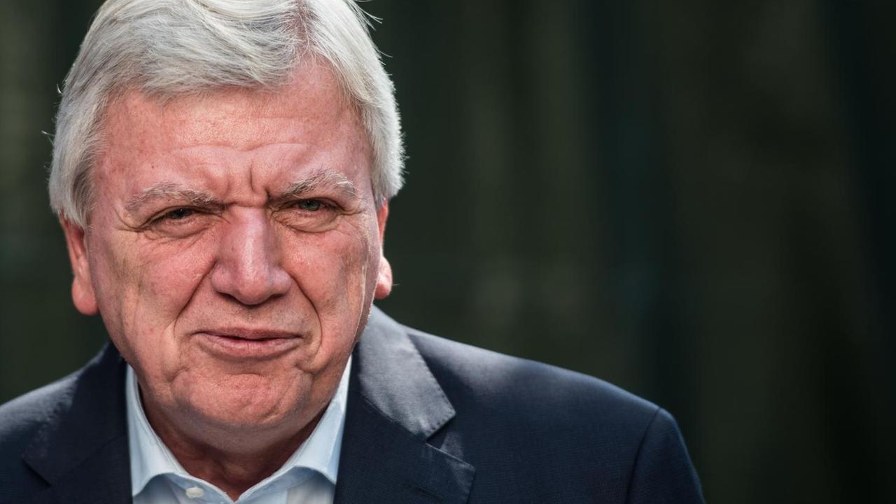 Volker Bouffier, hessischer Ministerpräsident, vor einer grünen Wand Volker Bouffier, hessischer Ministerpräsident, vor einer grünen Wand