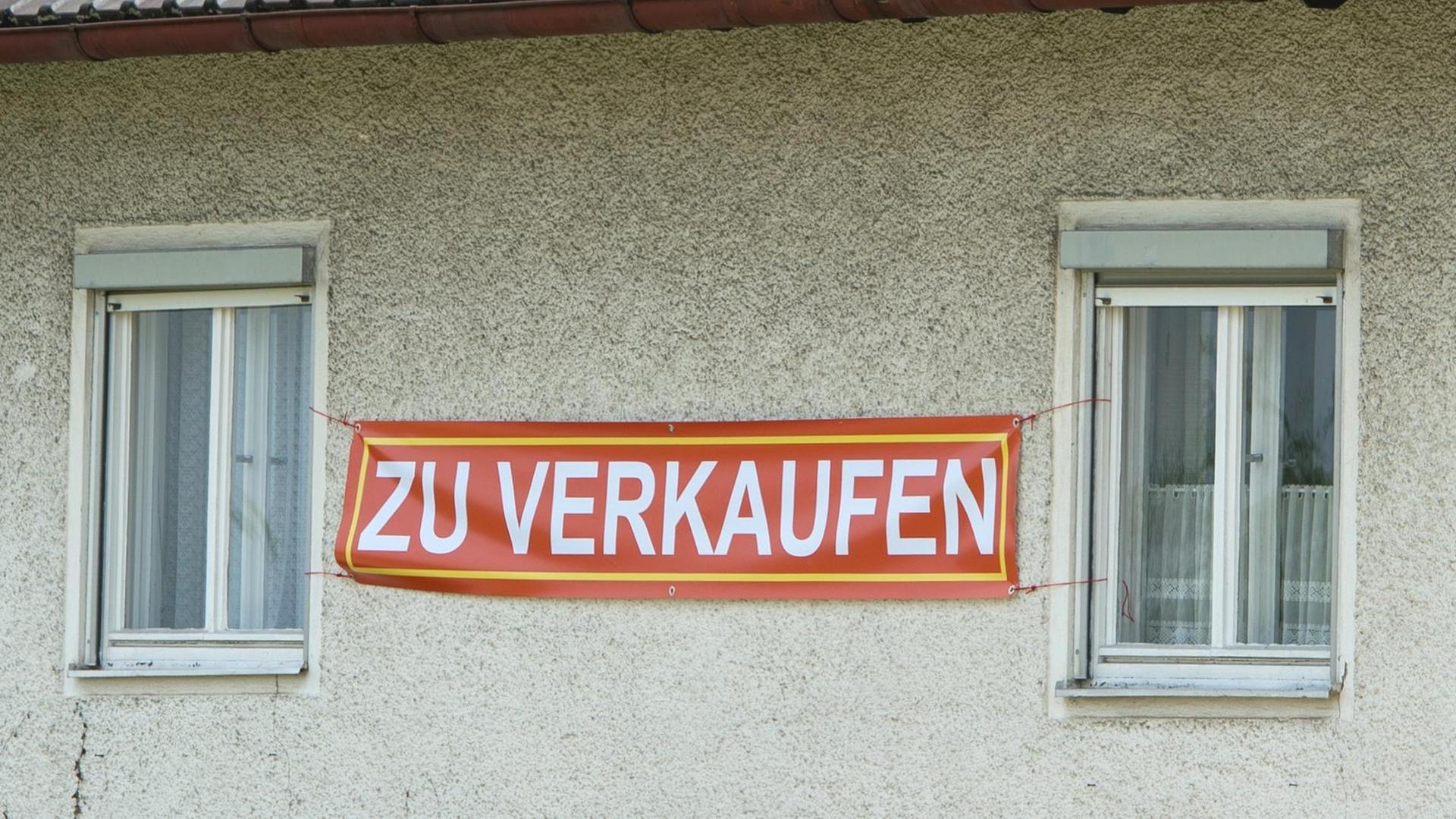 "Zu verkaufen" steht an einem Haus in Malching (Bayern) "Zu verkaufen" steht an einem Haus in Malching (Bayern)