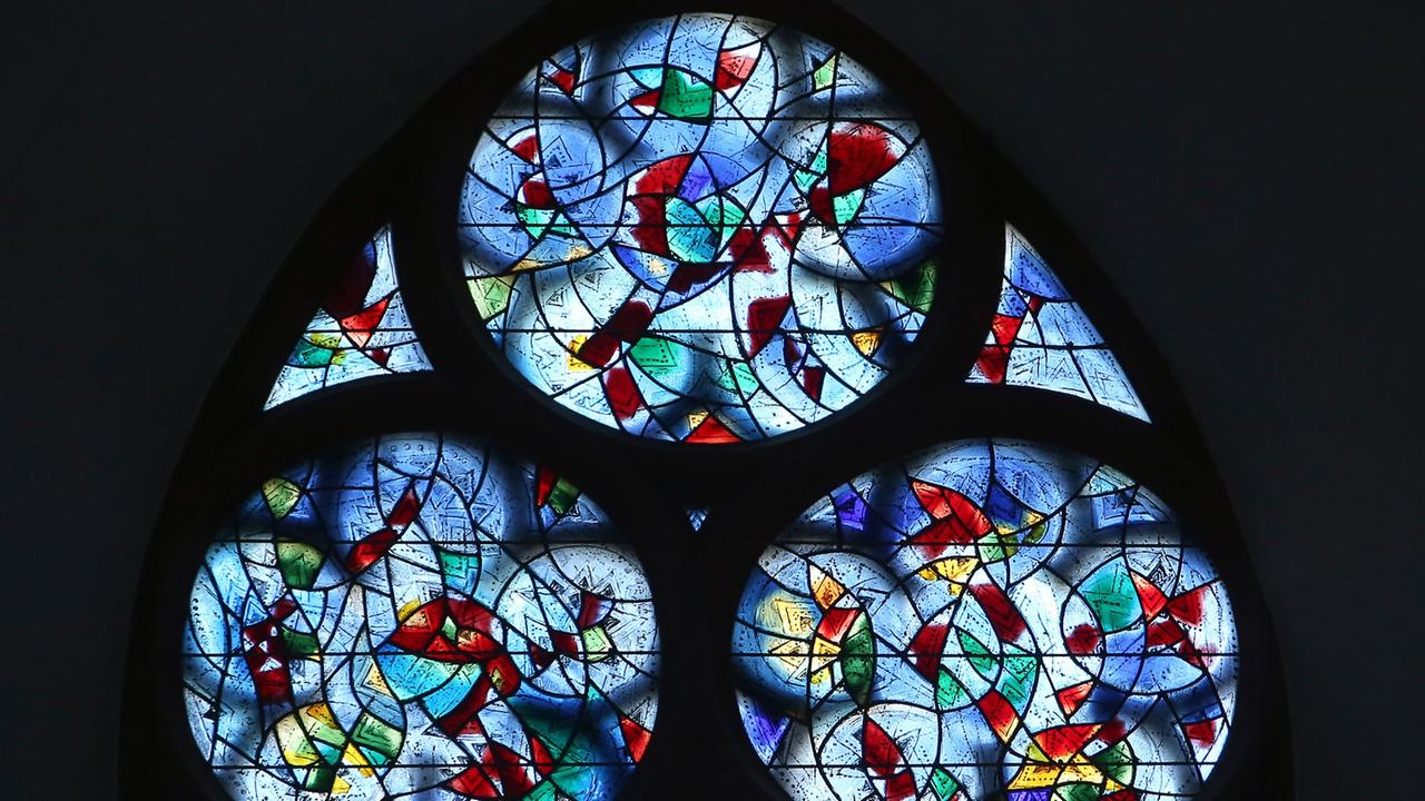 Ein Fenster des französischen Malers Marc Chagall in der Stephanskirche in Mainz Ein Fenster des französischen Malers Marc Chagall in der Stephanskirche in Mainz