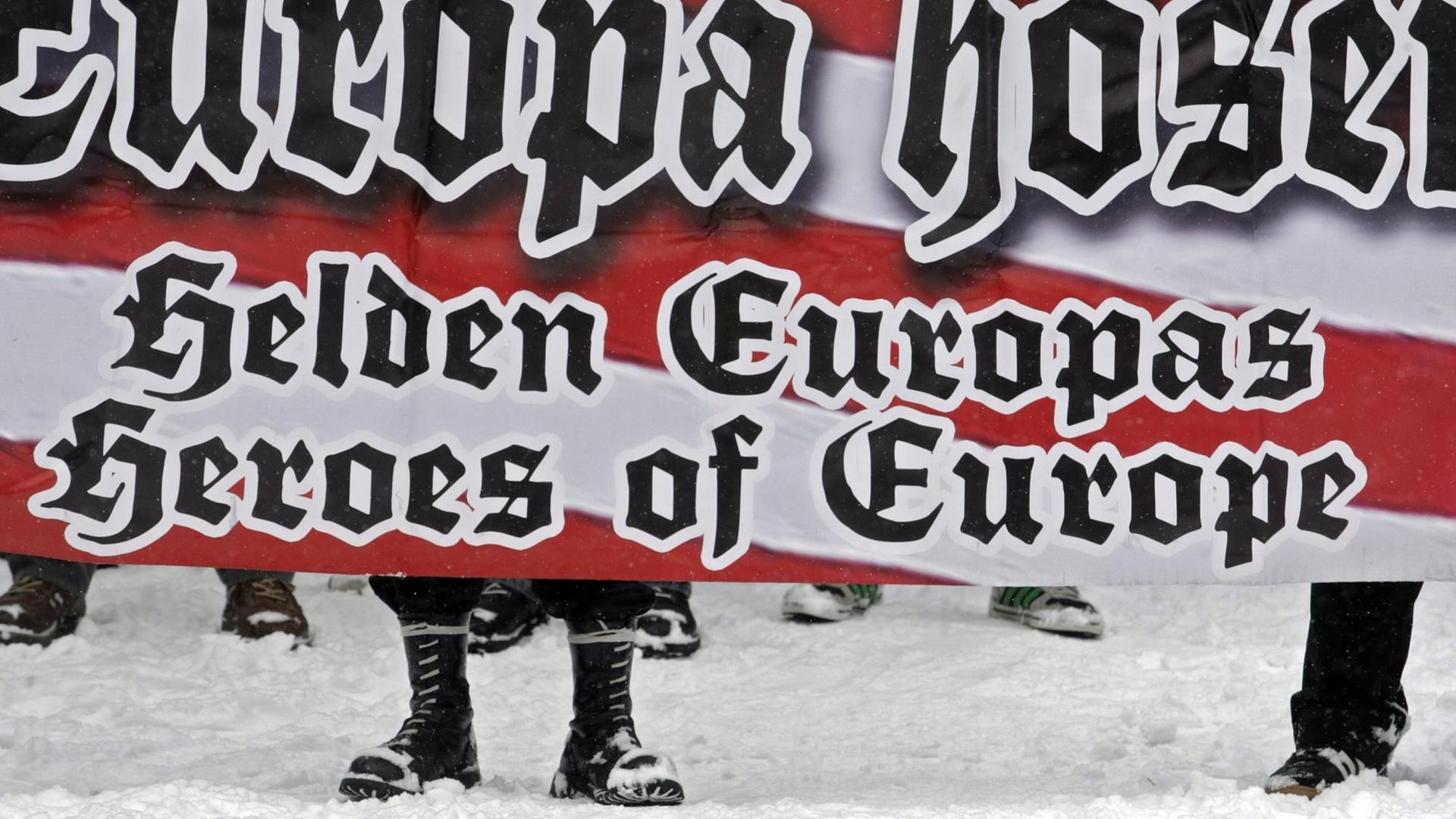 Ungarische Aktivisten der Neonazigruppe Blood and Honour halten ein Banner. Budapest 9.2.2013 Ungarische Aktivisten der Neonazigruppe Blood and Honour halten ein Banner. Budapest 9.2.2013