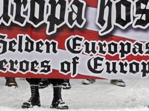 Ungarische Aktivisten der Neonazigruppe Blood and Honour halten ein Banner. Budapest 9.2.2013