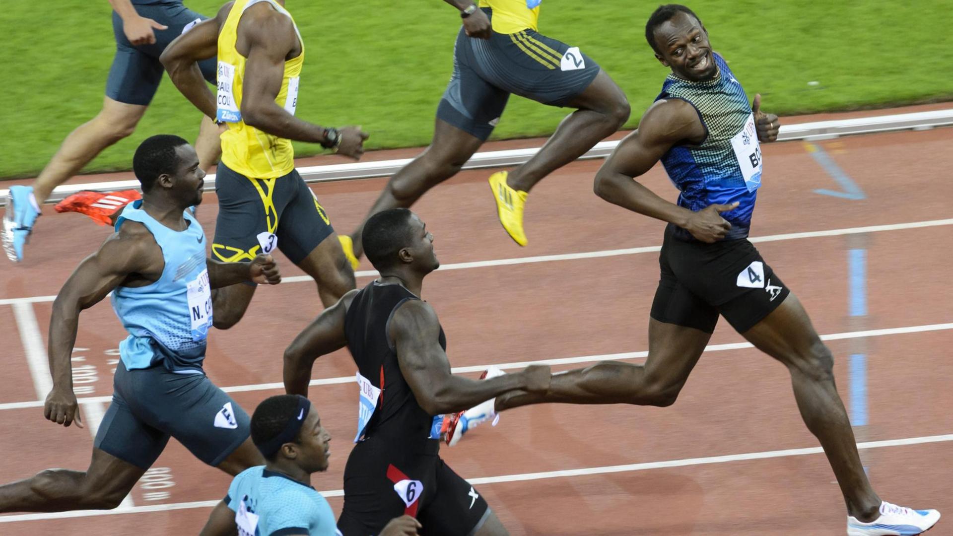Der jamaikanische Sprinter Usain Bolt (r.) schaut sich nach seinen Mitläufern um. Der jamaikanische Sprinter Usain Bolt (r.) schaut sich nach seinen Mitläufern um.