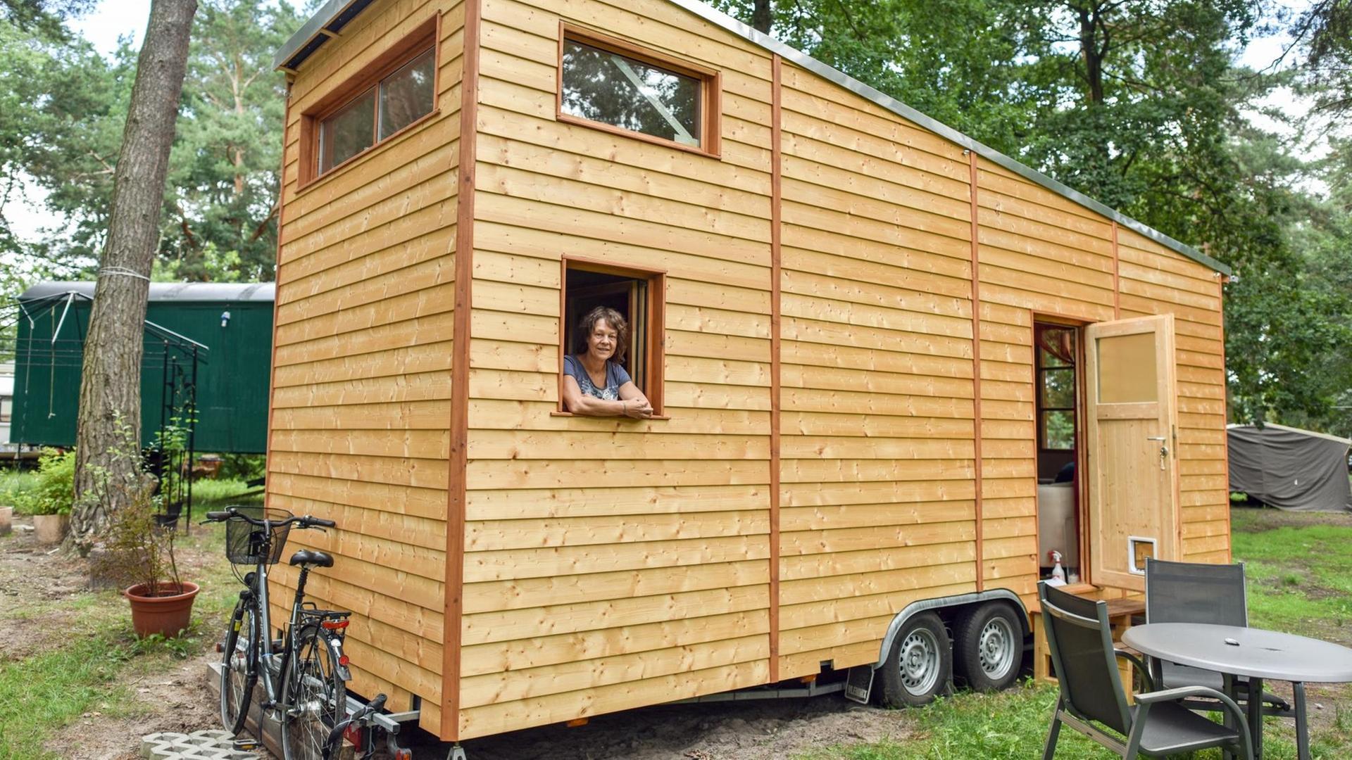 Sylvia Dreyer steht am Fenster ihres mobilen Hauses und schaut hinaus. Sylvia Dreyer steht am Fenster ihres mobilen Hauses und schaut hinaus.