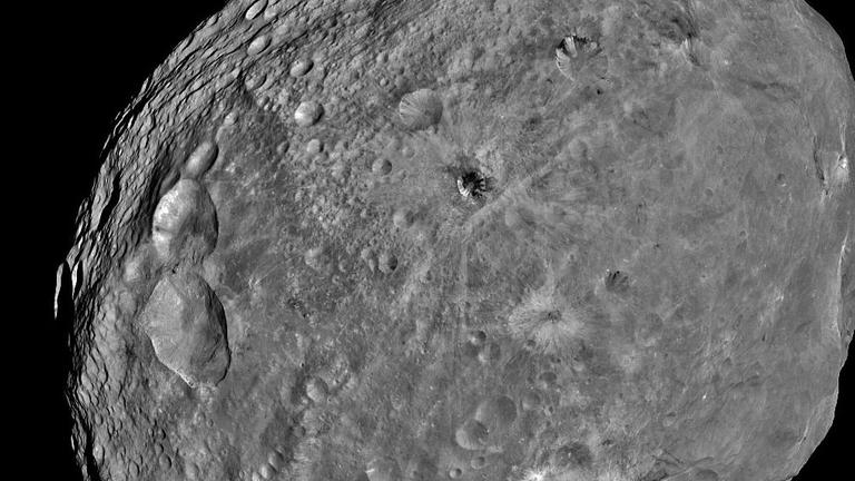 Der Asteroid Vesta, aufgenommen von der Raumsonde Dawn Der Asteroid Vesta, aufgenommen von der Raumsonde Dawn