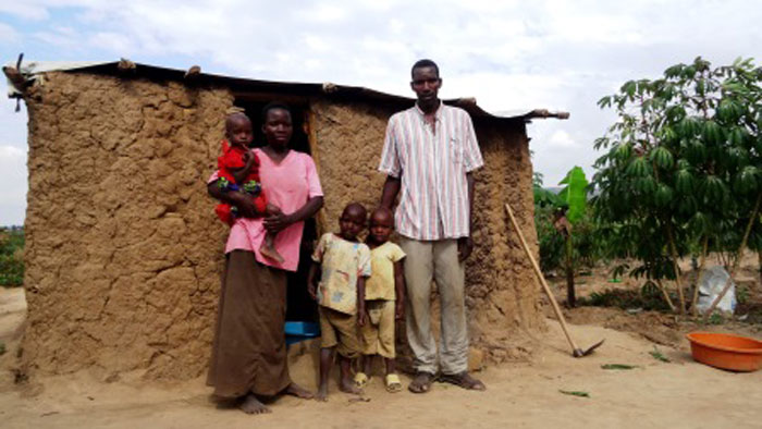 Flüchtlingslager in Uganda: Pierre Karimumujango aus Burundi mit seiner Familie. Flüchtlingslager in Uganda: Pierre Karimumujango aus Burundi mit seiner Familie.