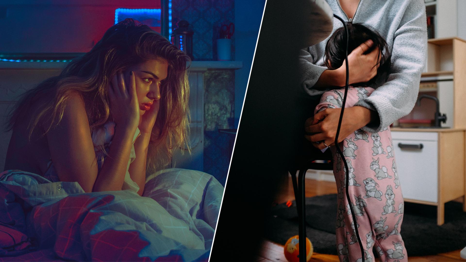 Eine Frau sitzt allein mit genervtem Gesichtsausdruck auf dem Bett. Daneben tröstet eine Frau am Computer nebenbei ihr Kleinkind. Eine Frau sitzt allein mit genervtem Gesichtsausdruck auf dem Bett. Daneben tröstet eine Frau am Computer nebenbei ihr Kleinkind.