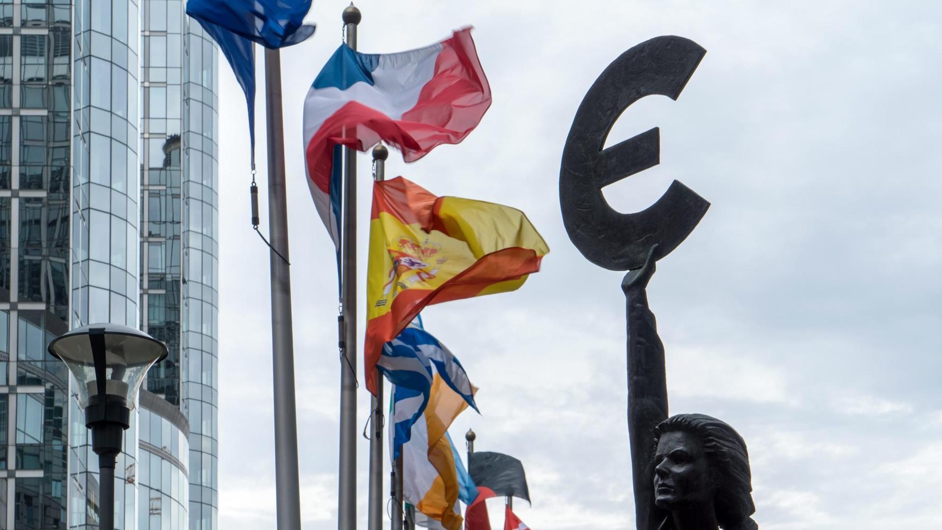 Statue "Europa" der belgischen Künstlerin May Claerhout vor dem Europäischen Parlament in Brüssel.