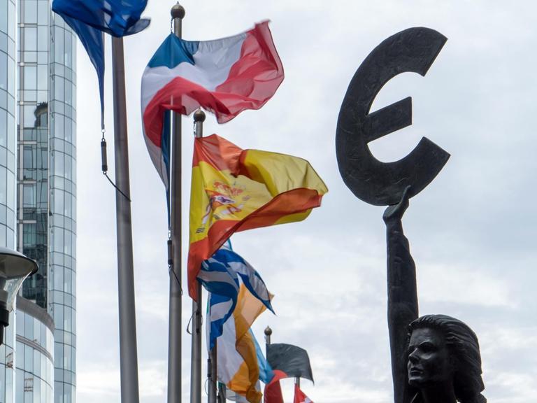 Statue "Europa" der belgischen Künstlerin May Claerhout vor dem Europäischen Parlament in Brüssel.