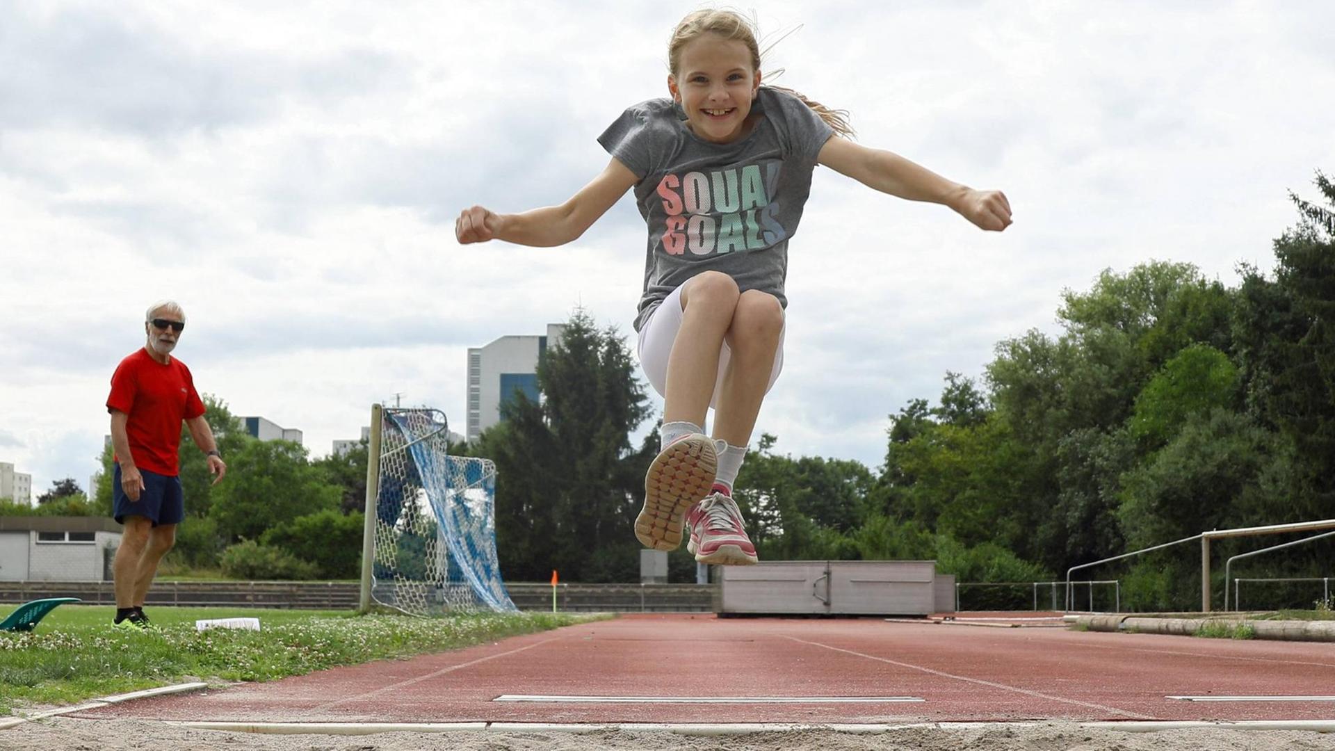 Eine Neunjährige beim Weitsprung bei der Sportabzeichenprüfung Eine Neunjährige beim Weitsprung bei der Sportabzeichenprüfung