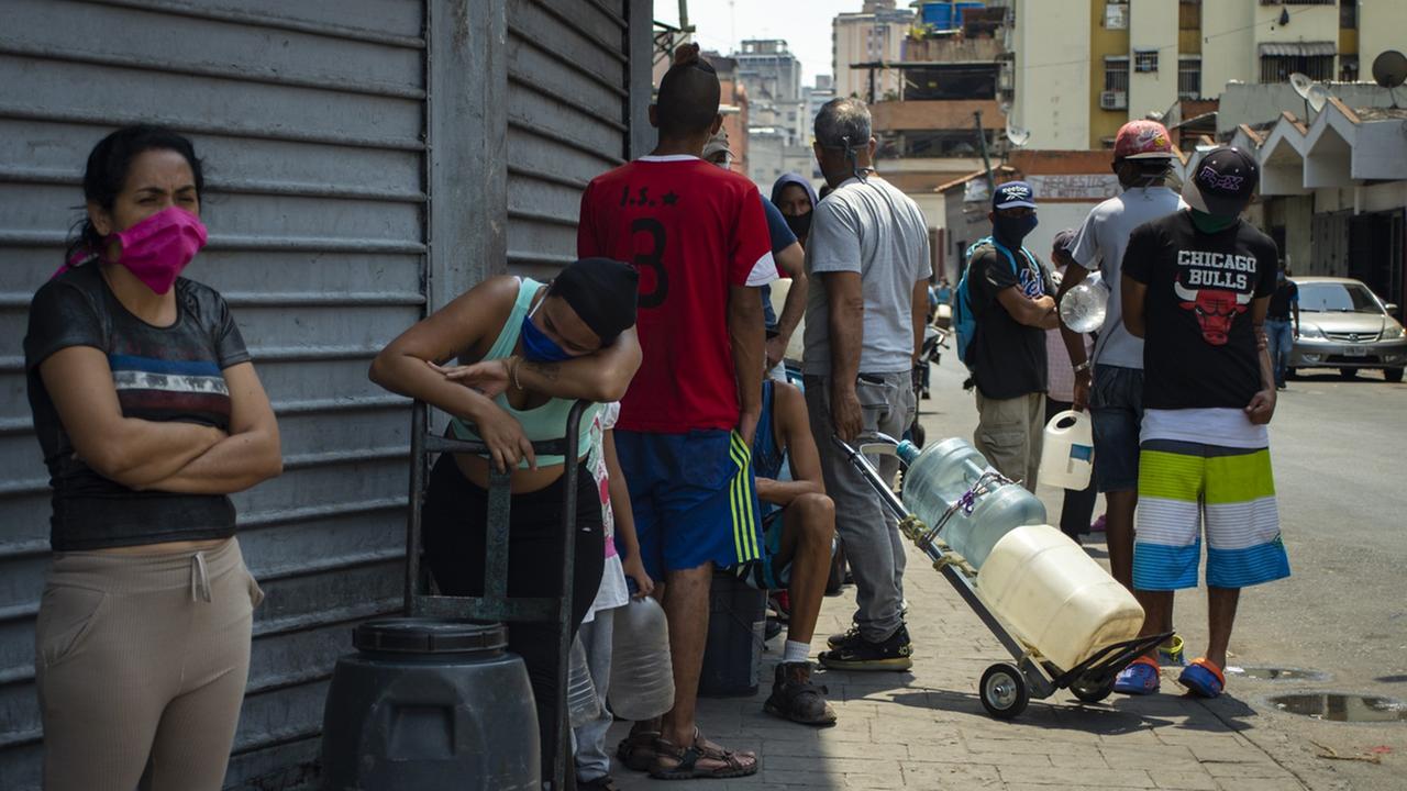 Menschen stehen in Caracas,Venezuela, Schlange um sauberes Wasser abzuholen. 2. April 2020. Menschen stehen in Caracas,Venezuela, Schlange um sauberes Wasser abzuholen. 2. April 2020.