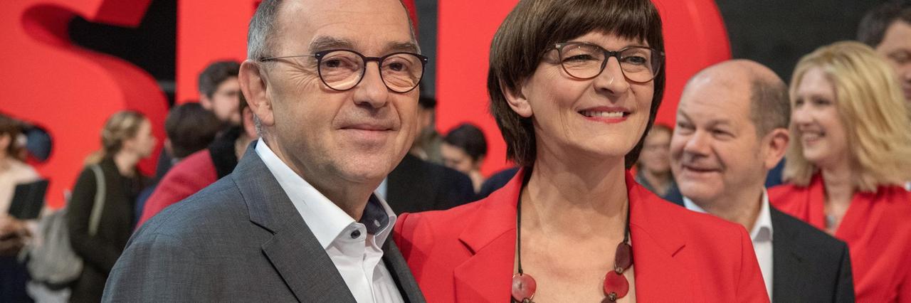 Norbert Walter-Borjans (l.) und Saskia Esken beim SPD-Bundesparteitag 2019. Norbert Walter-Borjans (l.) und Saskia Esken beim SPD-Bundesparteitag 2019.