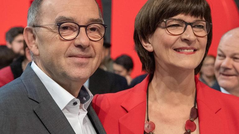 Norbert Walter-Borjans (l.) und Saskia Esken beim SPD-Bundesparteitag 20...</p>

                        <a href=