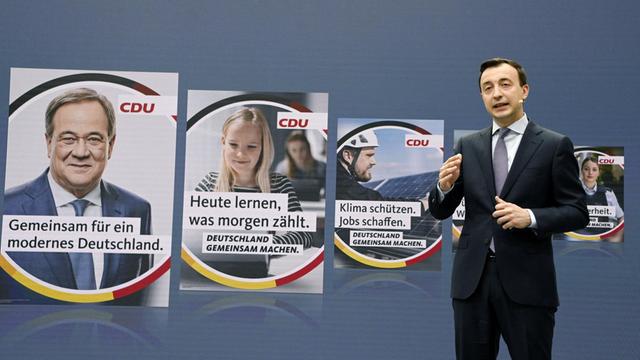 Paul Ziemiak bei der Vorstellung der Bundestagswahlkampfkampagne der CDU im Konrad-Adenauer-Haus. Der CDU-Generalsekretär steht vor einer Reihe Wahlplakate.