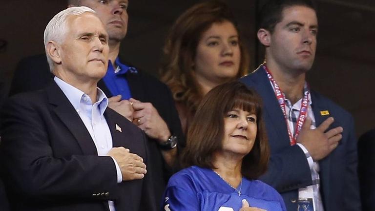 US-Vizepräsident Mike Pence legt die Hand aufs Herz, während die US-amerikanische Nationalhymne bei einem Football-Spiel der Indianapolis Colts gegen San Francisco 49ers gespielt wird. US-Vizepräsident Mike Pence legt die Hand aufs Herz, während die US-amerikanische Nationalhymne bei einem Football-Spiel der Indianapolis Colts gegen San Francisco 49ers gespielt wird.